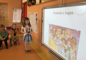 Łucja prezentuje grupie prezentacje o postaciach z bajek