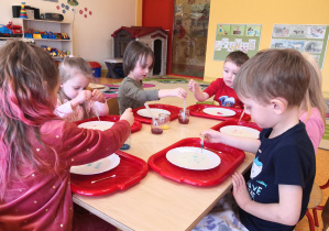 dzieci zabarwiają mleko barwnikami spożywczymi