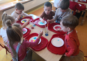 dzieci zabarwiają mleko barwnikami spożywczymi