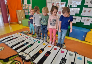 dzieci w podziałem na grupy zagrały na klawiszach kolor piano stopami