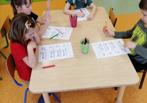 dzieci przy stolikach wykonywały kartę pracy odnośnie liczenia