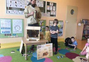 tata jednego z dzieci prezentuje na czym polega praca pszczelarza i jakich narzędzi potrzebuje