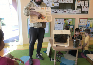 tata jednego z dzieci prezentuje na czym polega praca pszczelarza i jakich narzędzi potrzebuje