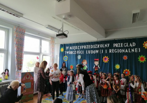 zdjęcie wszystkich dzieci biorące udział w konkursie oraz wręczenie nagród