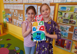dzieci prezentują zrobiony samodzielnie plakat ekologiczny