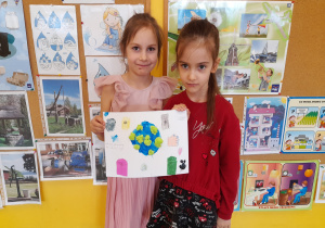 dzieci prezentują zrobiony samodzielnie plakat ekologiczny
