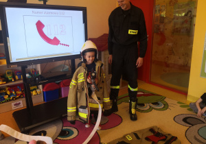 Dzieci poznają zawód strażaka, rodzic opowiada o swojej pracy