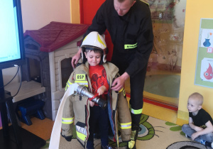 Dzieci poznają zawód strażaka, rodzic opowiada o swojej pracy