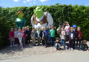 grupa dzieci na tle postaci z bajki Shrek