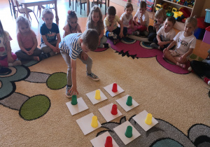 dzieci na dywanie poznają zasadę gry w sudoku