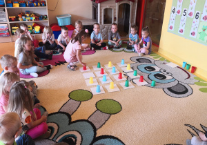 dzieci na dywanie poznają zasadę gry w sudoku