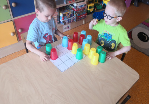 dzieci grają w sudoku w małych grupkach
