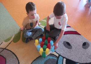 dzieci grają w sudoku w małych grupkach