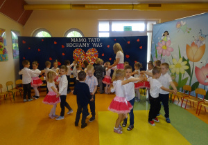 dzieci tańczą w parach w rytm piosenki