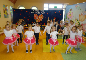 dzieci tańczą przygotowany układ taneczny