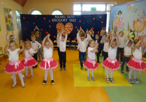 dzieci tańczą przygotowany układ taneczny