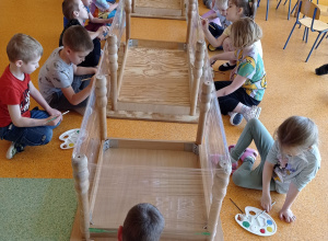 Zabawy sensoryczne w grupie "Motylki".