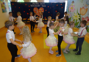 dzieci tańczą przygotowany układ