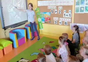 dzieci oglądają prezentację multimedialną o łące