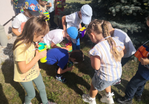 Dzieci prowadziły obserwacje przyrodnicze w ogrodzie przedszkolnym.