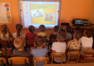 Dzieci oglądały prezentacje na temat tego kim jest przyrodnik.