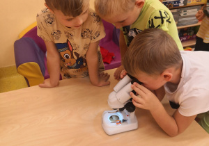Przedszkolaki poznały działanie mikroskopu.