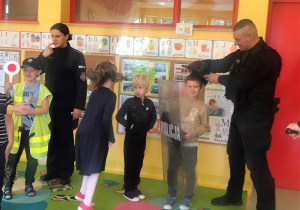Policjanci z czwórką dzieci(Szymonem J, Łucją, Bartkiem, Marcelem Sz)