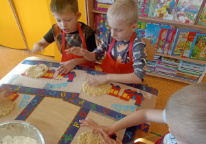 Dzieci formują ciastka.