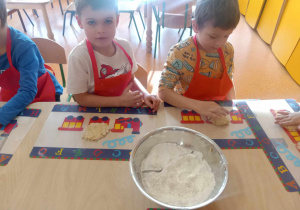 Dzieci formują ciastka.