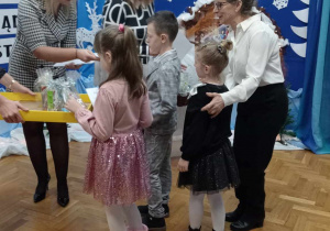 Dzieci wraz z wychowawczynią odbierają nagrody za udział w konkursie.