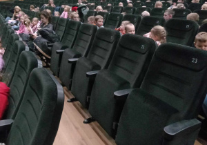 Dzieci siedzą w kinie.