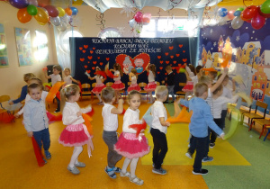 Dzieci wykonują taniec w kole.