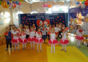 Dzieci wykonują taniec z serduszkami.