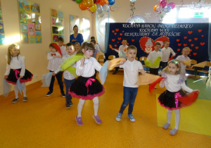 Przedszkolaki wykonują taniec.