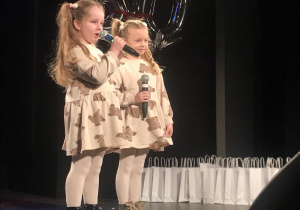 Maja i Sofie śpiewają przygotowaną piosenkę.