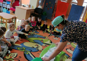 Pani Weronika przygotowuje narzędzia, aby pokazać je dzieciom.