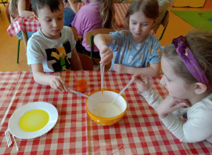 Dzieci barwią mleko.