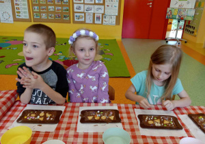 Przedszkolaki dekorują swoją czekoladę.