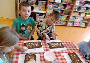 Przedszkolaki dekorują swoją czekoladę.