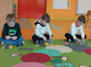 Projekt edukacyjny „Dobre rady na odpady” w Motylkach - zabawy z wykorzystaniem plastikowych nakrętek