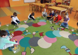 Projekt edukacyjny „Dobre rady na odpady” w Motylkach - zabawy z wykorzystaniem plastikowych nakrętek